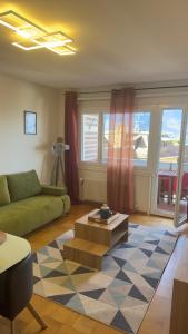 ein Wohnzimmer mit einem Sofa und einem Couchtisch in der Unterkunft Appartement vue lac Montreux in Montreux