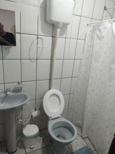 a bathroom with a toilet and a sink at Apartamento em Angra dos Reis in Angra dos Reis