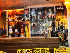 Area lounge atau bar di Small Daddy Guest House Calangute 1