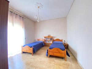 1 Schlafzimmer mit 2 Betten und einem Fenster in der Unterkunft Il Palazzo in Trepuzzi