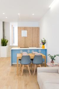 a dining room with a table and chairs at Mareas de Carril a 50m de la playa in Vilagarcia de Arousa