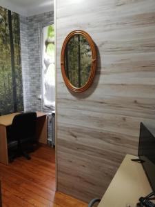 ein Büro mit einem runden Spiegel an der Wand in der Unterkunft Chambre avec douche in Lourdes