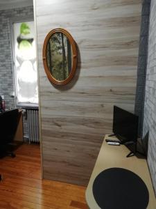 ein Büro mit einem Spiegel und einem Schreibtisch mit einem Computer in der Unterkunft Chambre avec douche in Lourdes