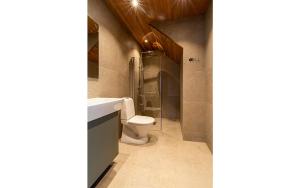 The Riverside Mountain Lodge - 110sqm clam luxury - including bed linens, towels,的一间浴室
