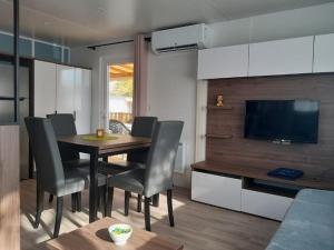 TV a/nebo společenská místnost v ubytování Mobil-Home Oliviers 1