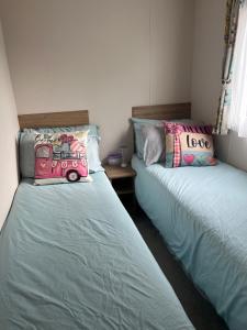 Postel nebo postele na pokoji v ubytování Sunny Nook West Sands