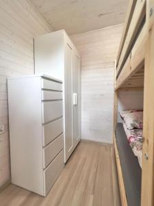 - une petite chambre avec un réfrigérateur et un lit dans l'établissement Chatki u Agatki, à Jezierzany