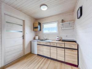 een kleine keuken met een wastafel en een deur bij Chatki u Agatki in Jezierzany +20 foto's