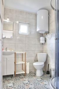 La salle de bains est pourvue de toilettes et d'un lavabo. dans l'établissement Chatki u Agatki, à Jezierzany