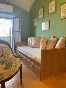 een slaapkamer met een bed en een stoel bij Terrazza Bellavista Suite in Bolgheri