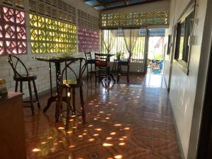 a restaurant with tables and chairs in a room at La ballena cosmic las peñitas in Las Peñitas