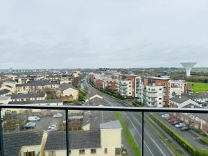 - une vue sur une ville avec des bâtiments et une rue dans l'établissement A private room,A private bathroom, à Dublin