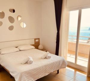 Posteľ alebo postele v izbe v ubytovaní Precioso apartamento con chimenea y vistas al mar