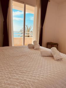 Posteľ alebo postele v izbe v ubytovaní Precioso apartamento con chimenea y vistas al mar