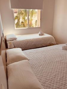 Posteľ alebo postele v izbe v ubytovaní Precioso apartamento con chimenea y vistas al mar