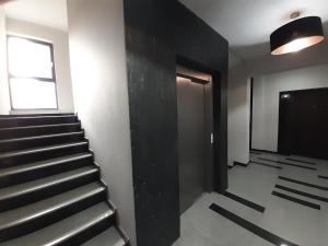 korytarz ze schodami w budynku z oknem w obiekcie Apartament Giżycko plaża, blisko centrum w mieście Giżycko