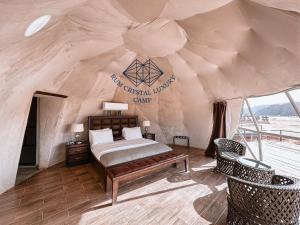 een slaapkamer met een bed in een tent bij Rum Crystal Luxury Camp in Wadi Rum