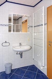 a bathroom with a sink and a mirror at Ferienwohnung Lena in Stedesdorf bei Esens an der Nordseeküste in Ostfriesland in Stedesdorf