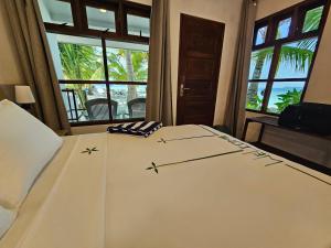 Postel nebo postele na pokoji v ubytování Lagoon View Maldives + 37 fotografií