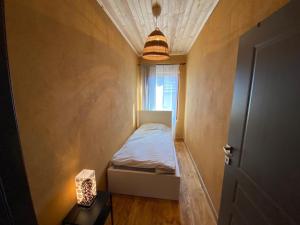 a small bedroom with a bed and a window at ÇAKIRLI in Orhangazi