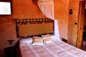 una camera da letto con un letto con zanzariera sopra di Uva Rosa a Gallipoli