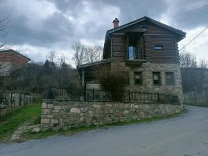 una vieja casa de piedra en una pared de piedra en Amadrias Villa Florina en Florina