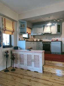 cocina con armarios blancos y encimera en Amadrias Villa Florina en Florina