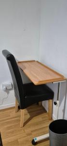 biurko z czarnym krzesłem pod stołem w obiekcie Serene Double Room w Londynie