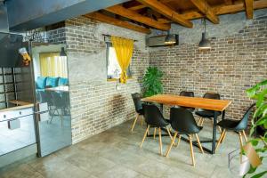 大特爾諾沃的住宿－Studio54，砖墙厨房配有木桌和椅子