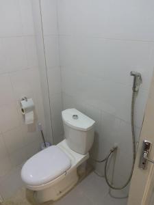 a white bathroom with a toilet and a shower at "La Coquille", joli loft, moderne, propre, sûr et calme au cœur de Saly in Saly Portudal