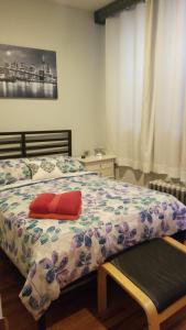 1 dormitorio con 2 camas con almohadas rojas en THE CENTRAL PARK EAST by THE MUSEUM MILE en Nueva York