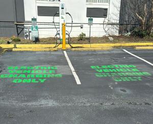 pusty parking z zielonym napisem na ulicy w obiekcie Sleep Inn - Salisbury I-85 w mieście Salisbury