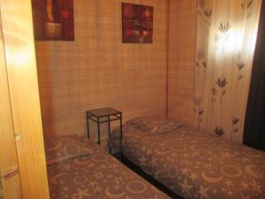 アルジェレス・シュル・メールにあるTorrenapsのベッド2台とテーブルが備わる小さな客室です。
