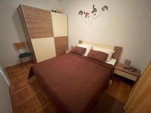 1 dormitorio pequeño con 1 cama grande en una habitación en Apartments Green Oasis en Vlašići