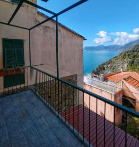 a balcony with a view of the water at Belvedere Affittacamere in Corniglia