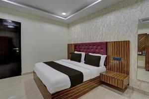 a bedroom with a large bed in a room at OYO 82334 Hotel Keshri Inn in Prayagraj