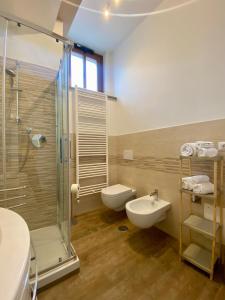 een badkamer met een douche, een wastafel en een toilet bij Casa Vacanze Il Borgo in Gubbio