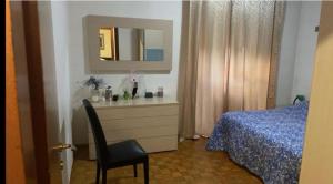 1 dormitorio con 1 cama y vestidor con espejo en Garden Appartment to 1 km from the centre of Pordenone, en Pordenone