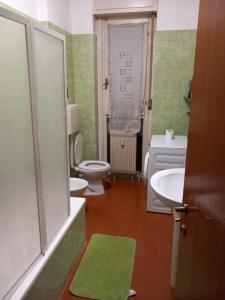 y baño con aseo, lavabo y bañera. en Garden Appartment to 1 km from the centre of Pordenone, en Pordenone