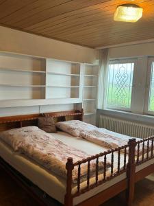 um quarto com 2 camas e uma janela em Haus mit Pool und Panoramablick em Hirschaid