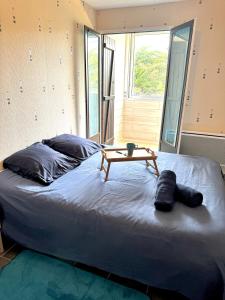 um quarto com uma cama com uma mesa em Appartement 2 pièces tout équipé à 100 m de la plage avec place de parking em Saint-Hilaire-de-Riez