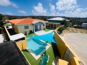 una vista aérea de una casa con piscina en The Gold Vacation Villa en Santa Cruz