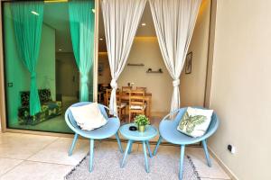 two chairs and a table in a living room at Anfa Flores in Casablanca