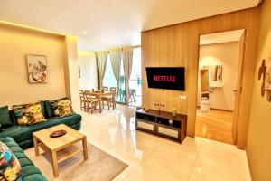 a living room with a couch and a tv at Anfa Flores in Casablanca