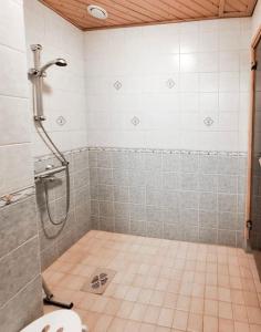 a bathroom with a shower and a tiled floor at Party condo in the center of Levi in Levi