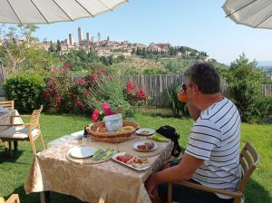 サン・ジミニャーノにあるB&B Il Fienile San Gimignanoの食卓に座る男