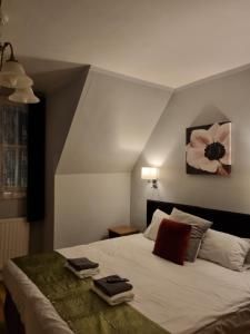 1 dormitorio con 1 cama con 2 toallas en The Windmill, en Londres