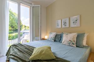 a bedroom with a bed with a large window at [ONNO] Il balcone vista lago - vicino a Bellagio in Onno