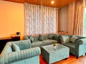A seating area at Rockland Cottage, Manali - Centrally Heated & Air Cooled Premium Rooms