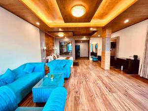 A seating area at Rockland Cottage, Manali - Centrally Heated & Air Cooled Premium Rooms
